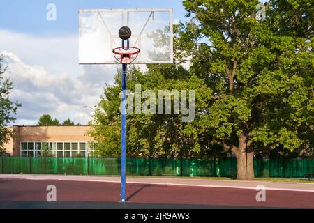 Ballon de basket-ball de rue tombant dans le panier. Basket-ball de rue dans le parc. Concept de réussite, points de pointage et de victoire. Banque D'Images