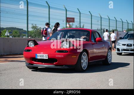 Vue avant d'une Mazda MX-5 Miata, voiture de sport japonaise cabriolet rouge Banque D'Images