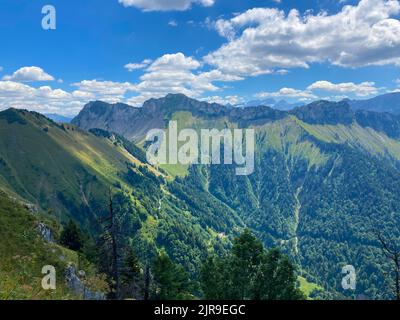 Panorama des montagnes alpines de Suisse. Les crêtes, les pics et les lacs sont visibles en arrière-plan. Belle vue Banque D'Images