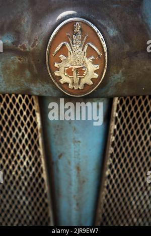 Badge sur l'avant du tracteur Fordson bleu vintage. Banque D'Images
