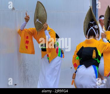Tokushima, Japon - 12 août 2022 : danseurs anonymes en costume distinctif au festival d'été japonais Banque D'Images