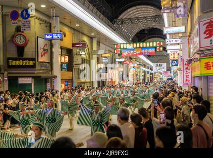Kochi, Japon - 10 août 2022 : des danseurs se produisent dans la rue commerçante la nuit pendant le festival d'été Banque D'Images