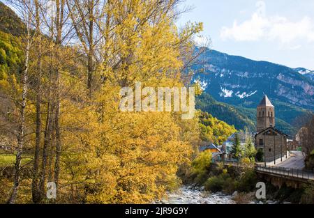 Panorama d'automne dans la ville de Bielsa, à Huesca (Espagne). Situé dans les Pyrénées Banque D'Images