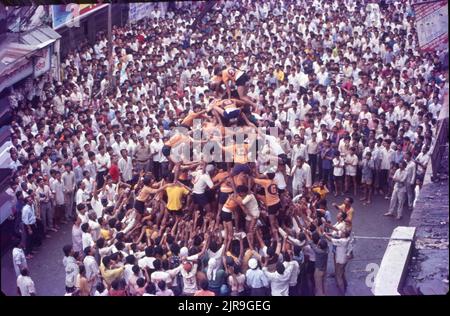 Janmashtami, la célébration d'anniversaire de Krishna, la pyramide de création de Govinda pour briser le Dahi Handi. Banque D'Images