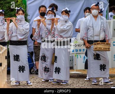 Tokushima, Japon - 12 août 2022 : musiciens traditionnels portant des vêtements et des masques traditionnels lors du festival d'été Banque D'Images