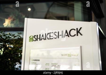 Singapour - 21 juillet 2022 : logo de Shake Shack, une chaîne de restaurants américaine, devant le restaurant. Banque D'Images