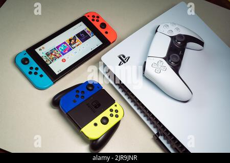 Bangkok, Thaïlande - 22 août 2022 : PlayStation 5 et Nintendo Switch. Banque D'Images