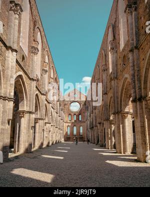 Une ancienne église sans le toit dans la campagne italienne Banque D'Images