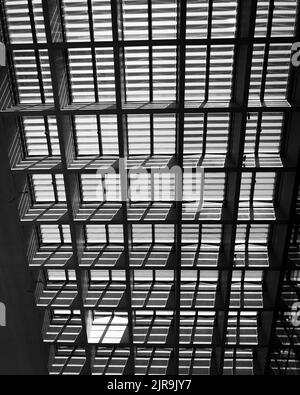 Grille symétrique du dessous en noir et blanc Banque D'Images