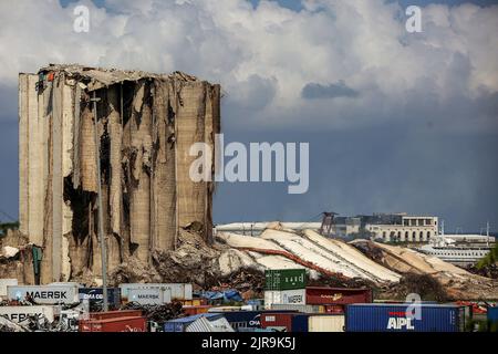 Beyrouth, Liban. 23rd août 2022. La partie nord des silos à céréales emblématiques du port de Beyrouth s'est effondrée mardi. Les silos ont été endommagés lors de l'explosion massive du port du 4 août 2020 qui a tué plus de 200 personnes et blessé plus de 6 000 autres personnes. Credit: Marwan Naamani/dpa/Alamy Live News Banque D'Images