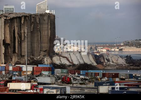 Beyrouth, Liban. 23rd août 2022. La partie nord des silos à céréales emblématiques du port de Beyrouth s'est effondrée mardi. Les silos ont été endommagés lors de l'explosion massive du port du 4 août 2020 qui a tué plus de 200 personnes et blessé plus de 6 000 autres personnes. Credit: Marwan Naamani/dpa/Alamy Live News Banque D'Images