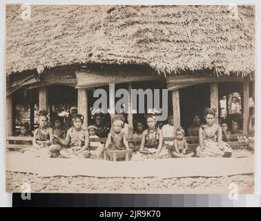 Leone filles Making Kava, 1890-1910, Smoa, par Thomas Andrew. Don d'Alison Beckett et de Robert McPherson, 1996. Banque D'Images