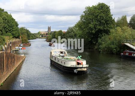 Bateau entrant dans l'écluse de Diglis sur la rivière Severn à Worcester, Angleterre, Royaume-Uni. Banque D'Images