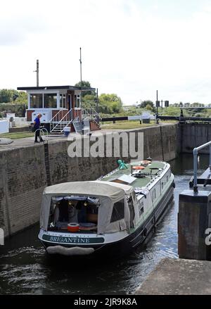 Bateau entrant dans l'écluse de Diglis sur la rivière Severn à Worcester, Angleterre, Royaume-Uni. Banque D'Images