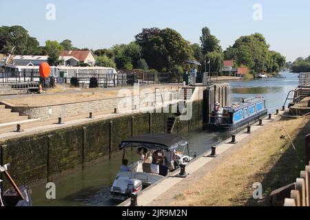 bateaux passant par l'écluse de la tamise Banque D'Images