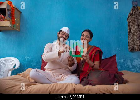 Le couple Maharashtrian avec leur nouvelle maison de rêve entre les mains Banque D'Images