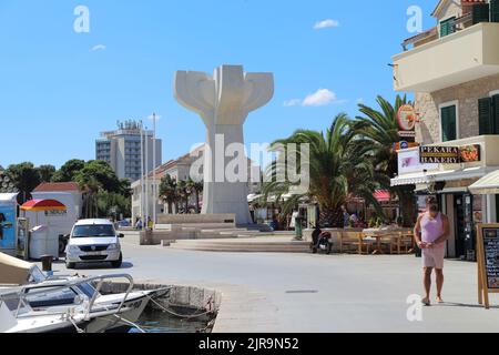 VODICE, CROATIE - 6 SEPTEMBRE 2016 : c'est le centre du remblai avec un monument en forme de torche. Banque D'Images