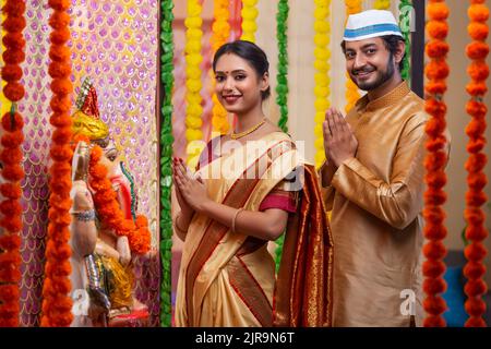 Un couple Maharashtrian priant à Lord Ganesha Banque D'Images