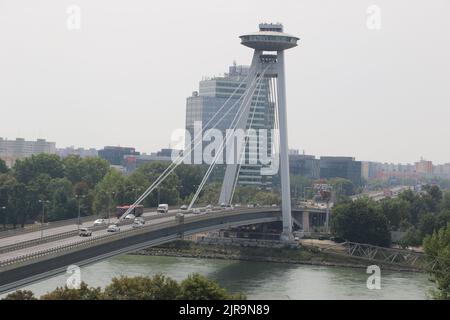 Pont routier sur le danube à Bratislava Banque D'Images