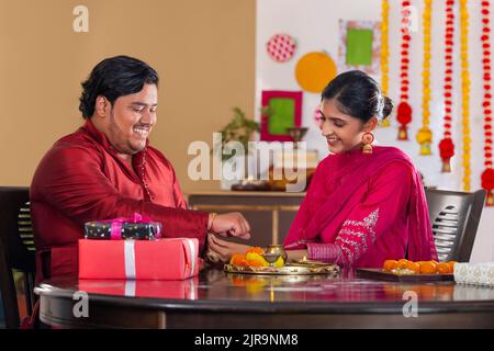 Sœur qui noue rakhi au poignet de son frère à l'occasion de Raksha Bandhan Banque D'Images