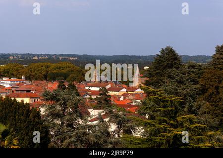 Vue de dessus des églises d'aire sur l'Adour, Nouvelle-Aquitaine. France Banque D'Images