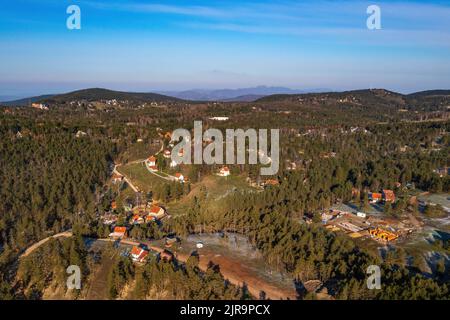 Photo aérienne de Divcibare, une ville et station de montagne sur la montagne Maljen dans l'ouest de la Serbie, de drone pov, vue en grand angle Banque D'Images