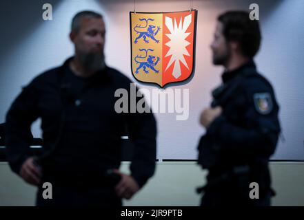 23 août 2022, Schleswig-Holstein, Itzehoe: Deux policiers se tiennent dans la salle d'audience encore vide au début de la journée d'audience. Le procès de l'ancien secrétaire du camp de concentration Irmgard F. au tribunal régional d'Itzehoe se poursuit. L'homme de 97 ans est accusé d'accessoires au meurtre dans plus de 11 000 cas dans le camp de concentration de Stutthof. Photo: Christian Charisius/dpa/Pool/dpa Banque D'Images