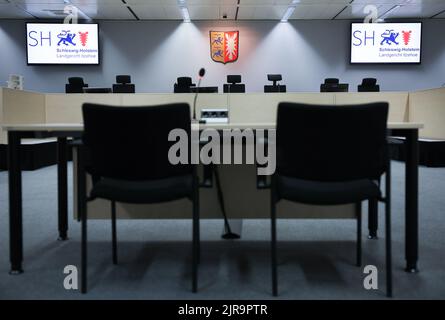 23 août 2022, Schleswig-Holstein, Itzehoe: Vue dans la salle d'audience encore vide avec la table des témoins (au premier plan) au début de la journée de procès. Le procès de l'ancien secrétaire du camp de concentration Irmgard F. au tribunal régional d'Itzehoe se poursuit. L'homme de 97 ans est accusé d'avoir aidé et d'avoir commis le meurtre de plus de 11 000 personnes dans le camp de concentration de Stutthof. Photo: Christian Charisius/dpa/Pool/dpa Banque D'Images