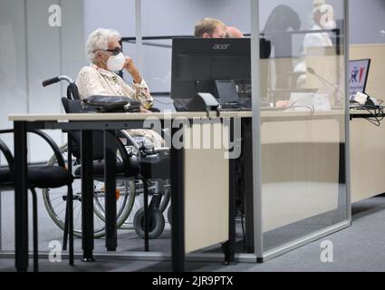 23 août 2022, Schleswig-Holstein, Itzehoe: Le défendeur Irmgard F. siège dans la salle d'audience au début de la journée de procès. Le procès de l'ancien secrétaire du camp de concentration à la Cour régionale d'Itzehoe se poursuit. L'homme de 97 ans est accusé d'accessoires au meurtre dans plus de 11 000 cas au camp de concentration de Stutthof. Photo: Christian Charisius/dpa/Pool/dpa Banque D'Images