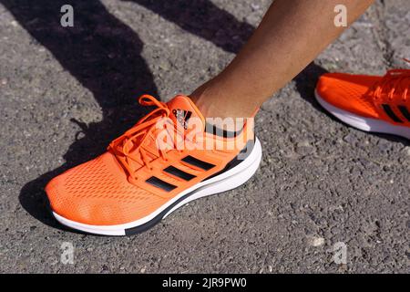 Tyumen, Russia-15 juin 2022: Nouveau orange coloré, Adidas Sneakers, Sport et décontracté concept de chaussures Banque D'Images