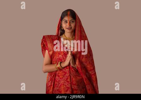 Les femmes de Bihar salutation avec ses mains jointes Banque D'Images