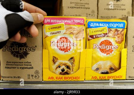 Tyumen, Russie-17 août 2022: Nourriture pour chiens avec des produits de poulet de Pedigree Petfoods, filiale du groupe américain Mars. Mise au point sélective Banque D'Images