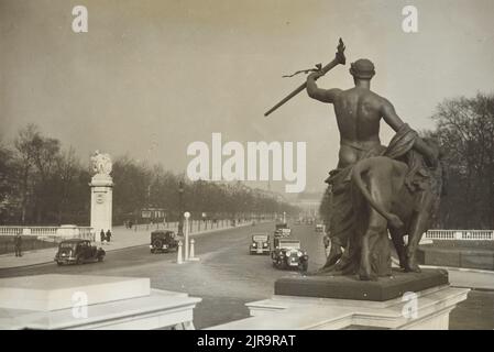 Vue sur le Mall vers l'Admiralty Arch depuis le Victoria Monument, Buckingham Palace, février 1938, Londres, par Eric Lee-Johnson. Banque D'Images