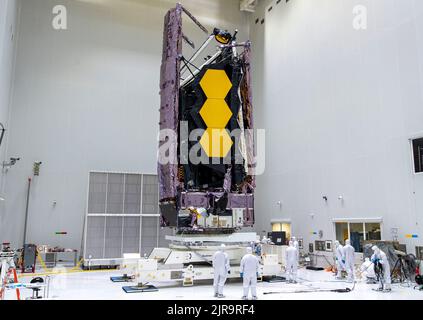 Guyane, Kouro, Centre spatial de Guyane (CSG): Ingénieurs travaillant sur le télescope spatial James Webb le 15 octobre 2021, le télescope spatial James Webb était Banque D'Images