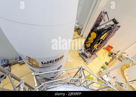Guyane, Kouro, Centre spatial de Guyane (CSG): Le télescope spatial James Webb est placé sur la fusée Ariane 5 sur 11 décembre 2021. Le James Banque D'Images