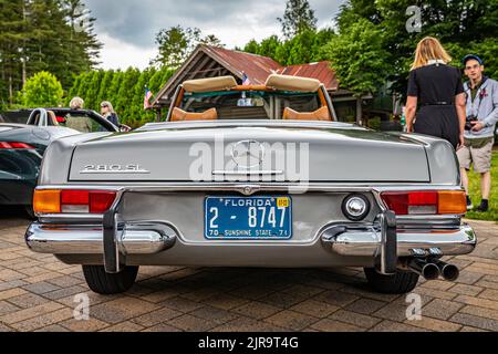 Highlands, Caroline du Nord - 10 juin 2022 : vue arrière à faible perspective d'un coupé cabriolet Mercedes Benz 280 SL 1969 lors d'un salon automobile local. Banque D'Images