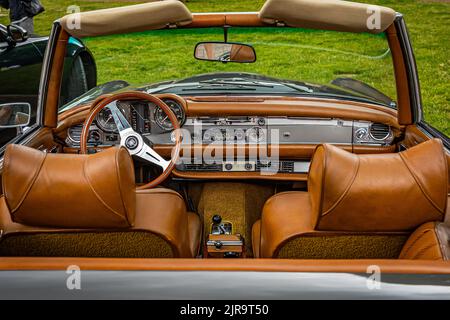 Highlands, NC - 10 juin 2022 : vue intérieure grand angle d'un coupé Cabriolet Mercedes Benz 280 SL 1969 lors d'un salon automobile local. Banque D'Images