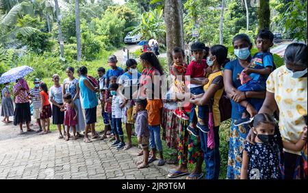 Personnes en attente de recevoir de la nourriture de dons communautaires au Sri Lanka, 30th juillet 2022 en raison de la crise économique Banque D'Images