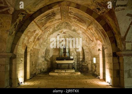 Gargilesse-Dampierre (centre de la France) : fresques dans la crypte de l'église Saint-Laurent-et-notre-Dame, bâtiment classé d'origine nationale Banque D'Images