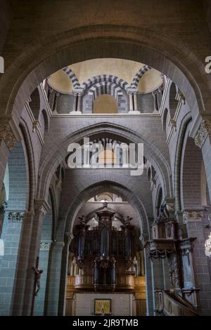 Le Puy-en-Velay (centre-sud de la France) : Cathédrale du Puy ou Cathédrale notre-Dame de l'Annonciation, bâtiment enregistré comme une terre historique nationale Banque D'Images