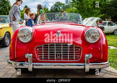 Highlands, NC - 10 juin 2022 : vue de face d'un cabriolet TR3 Triumph 1957 à un salon de voiture local. Banque D'Images