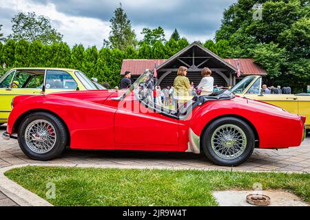 Highlands, NC - 10 juin 2022 : vue latérale à faible perspective d'un cabriolet TR3 Triumph 1957 lors d'un salon de voiture local. Banque D'Images