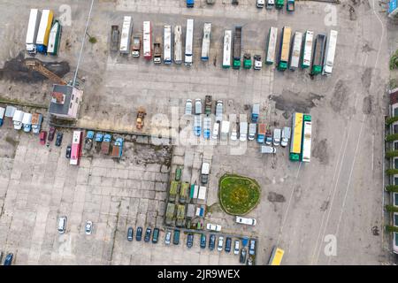 vue aérienne sur le parking des vieux camions Banque D'Images