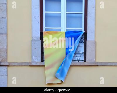 Le drapeau ukrainien est accroché à une fenêtre pour montrer sa solidarité Banque D'Images