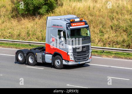 AIS AVANT-GARDE, moteurs de machines industrielles. 2021 Volvo FH500 6X2R PA HSLP pont arrière 12772cc Diesel tracteur manuel ; sur l'autoroute M6 Royaume-Uni Banque D'Images