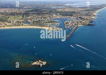 Le Cap d'Agde dans le département d'Herault (sud-est de la France) : vue aérienne de la station balnéaire et du port de plaisance. Banque D'Images