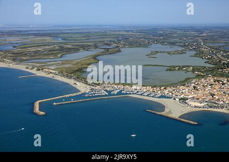 Bouches-du-Rhône (sud-est de la France) : vue aérienne de la côte de Camargue et du port de plaisance de la station balnéaire des Saintes-Marie-de- Banque D'Images