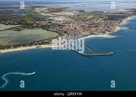 Bouches-du-Rhône (sud-est de la France) : vue aérienne de la côte de Camargue et du port de plaisance de la station balnéaire des Saintes-Marie-de- Banque D'Images