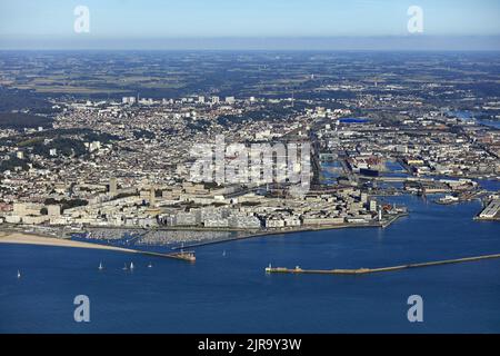 Le Havre (Normandie, Nord-Ouest de la France) : vue aérienne de la ville et du port commercial sur la rive droite de l'estuaire de la Seine, par le Banque D'Images