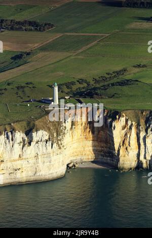 La Poterie-Cap-d'Antifer (Normandie, nord-ouest de la France) : vue aérienne du phare d'Antifer, construit en 1949, près d'Etretat. Banque D'Images